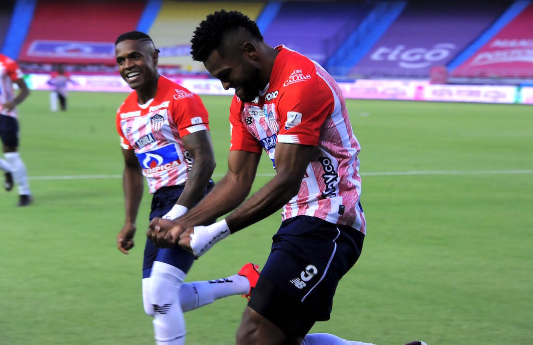 Miguel Ángel Borja festejando el gol con Fabián Viáfara.