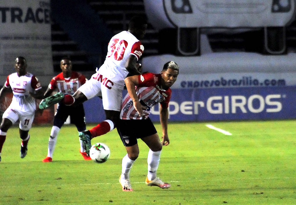 Dairon Mosquera controlando una llegada de Teófilo Gutiérrez.