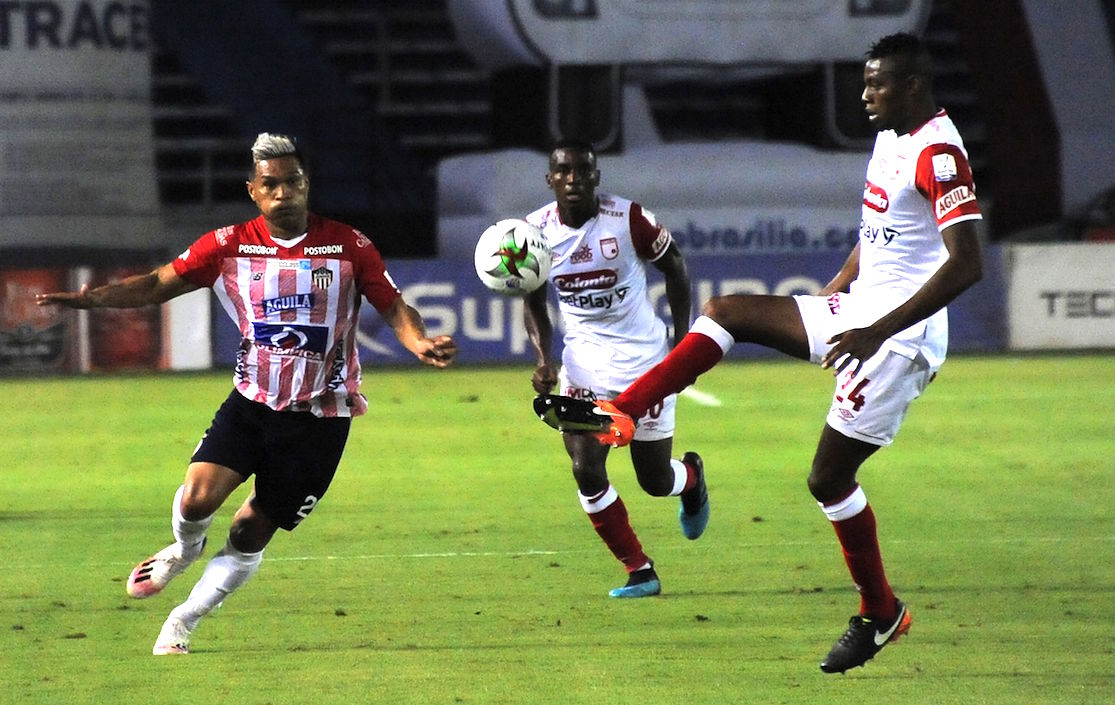 Teófilo Gutiérrez enfrentando la marca de Jeisson Palacios.