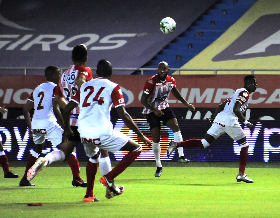 Teófilo Gutiérrez y Freddy Hinestroza ante la marca de Fainer Torrijano y Jeisson Mosquera.