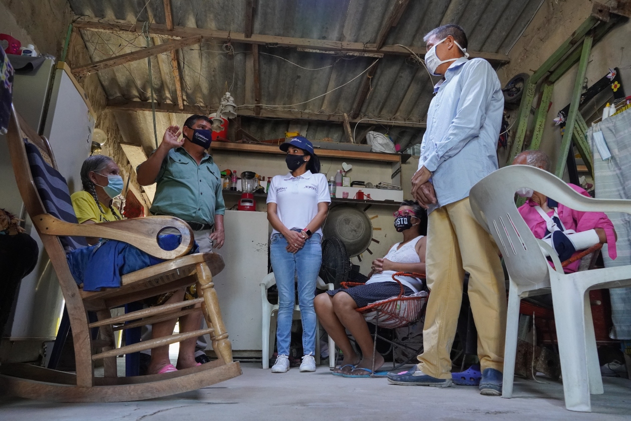 El secretario de Obras Públicas, Rafael Lafont y la gerente de Edubar, Angelly Criales.