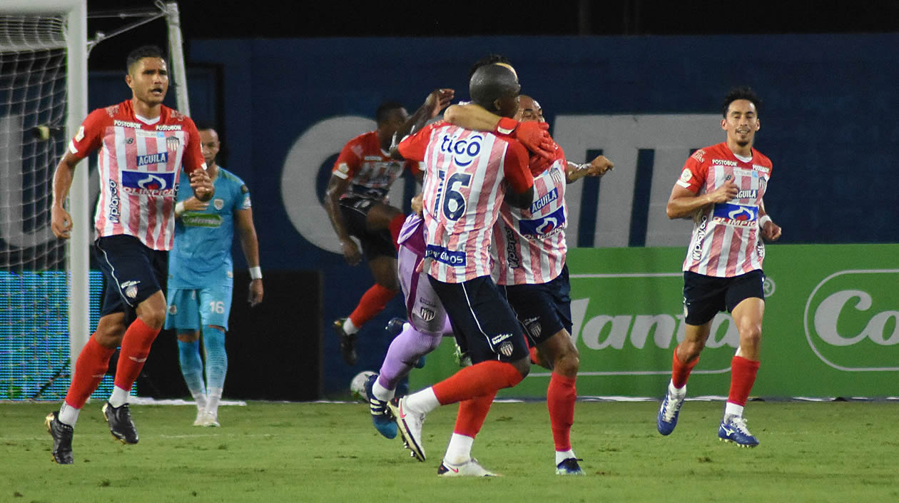 Jugadores del Junior celebrando el golazo de tiro libre de Sebastián Viera.