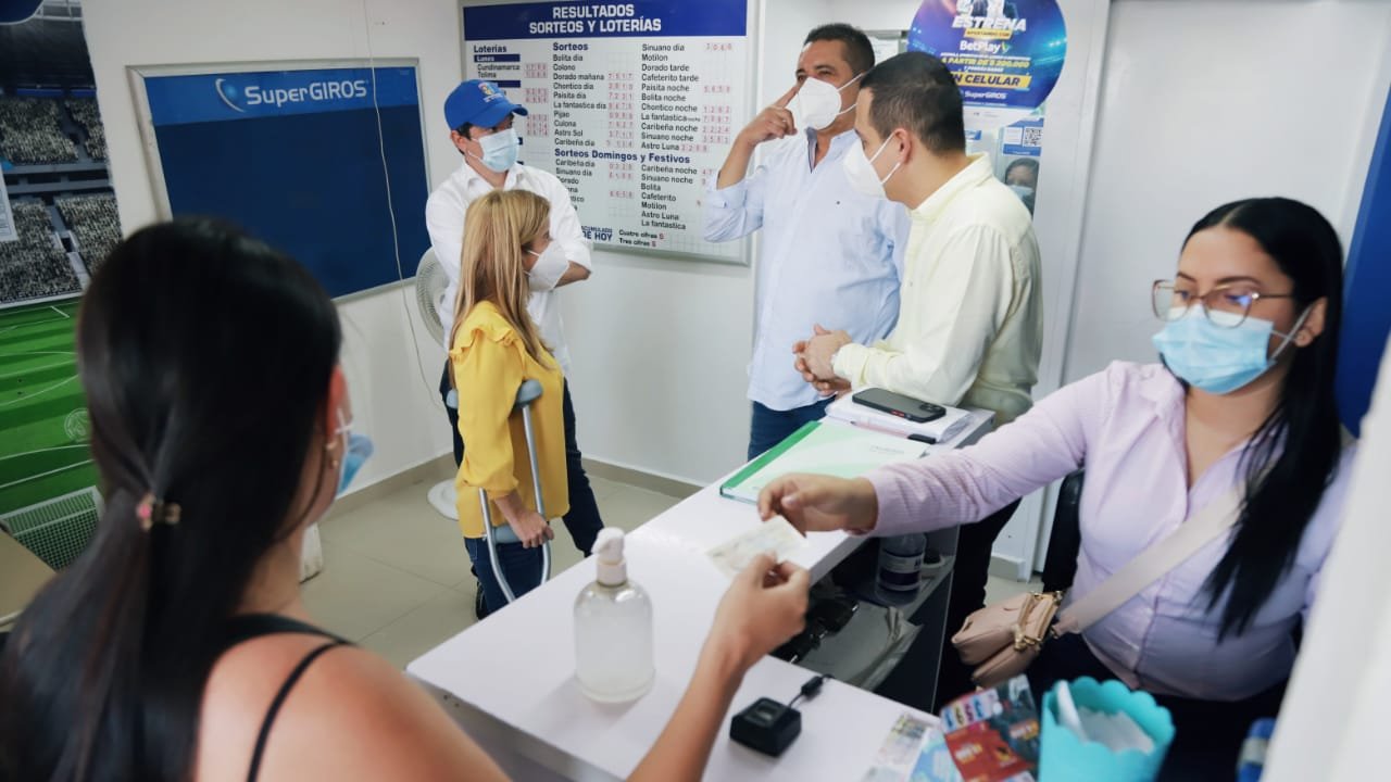 Prensa Gobernación del Atlántico Gobernadora estuvo en un punto de Supergiros donde se hicieron los pagos.