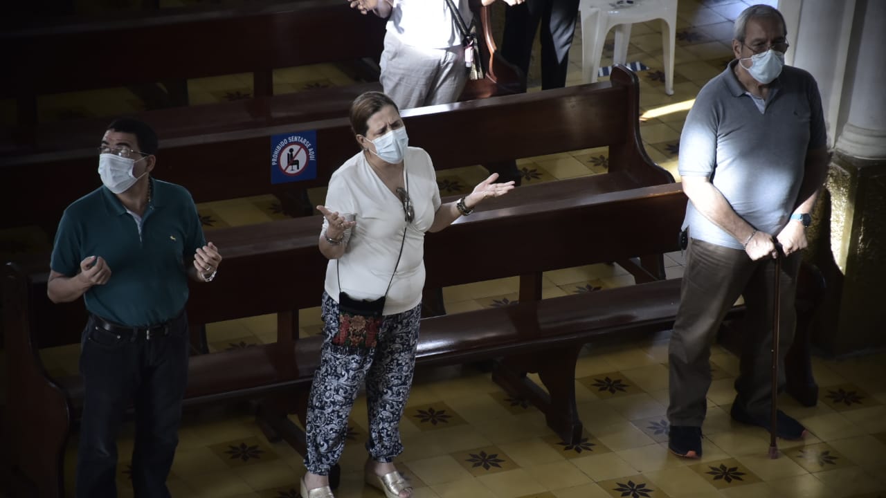 Devoción religiosa en las diferentes parroquias cumpliendo aforo.