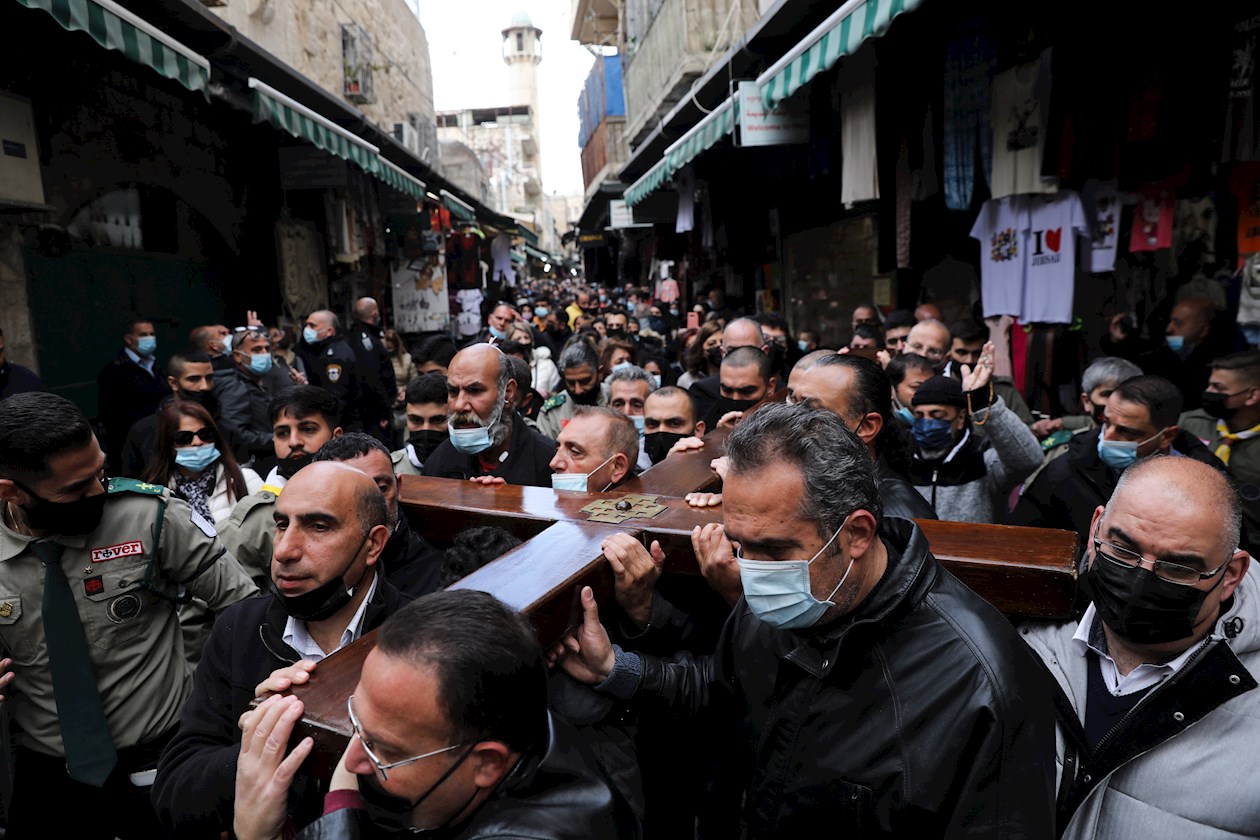 Cientos de personas siguieron el Vía crucis.