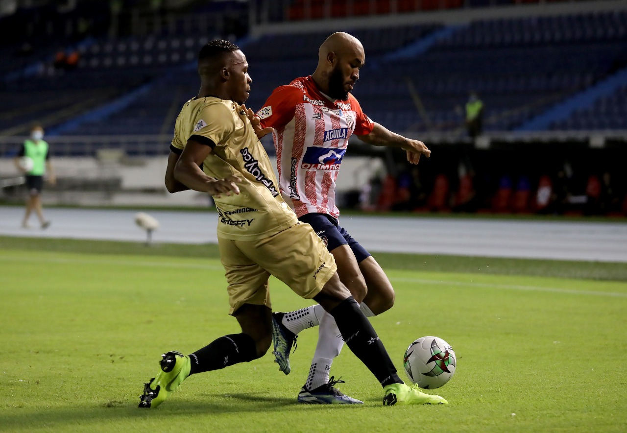 Freddy Hinestroza generando juego ofensivo.