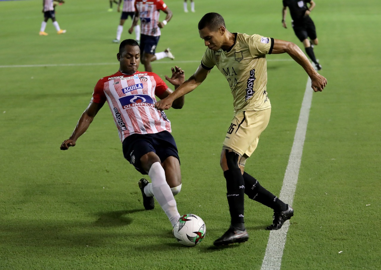 Willer Ditta neutralizando un ataque visitante.