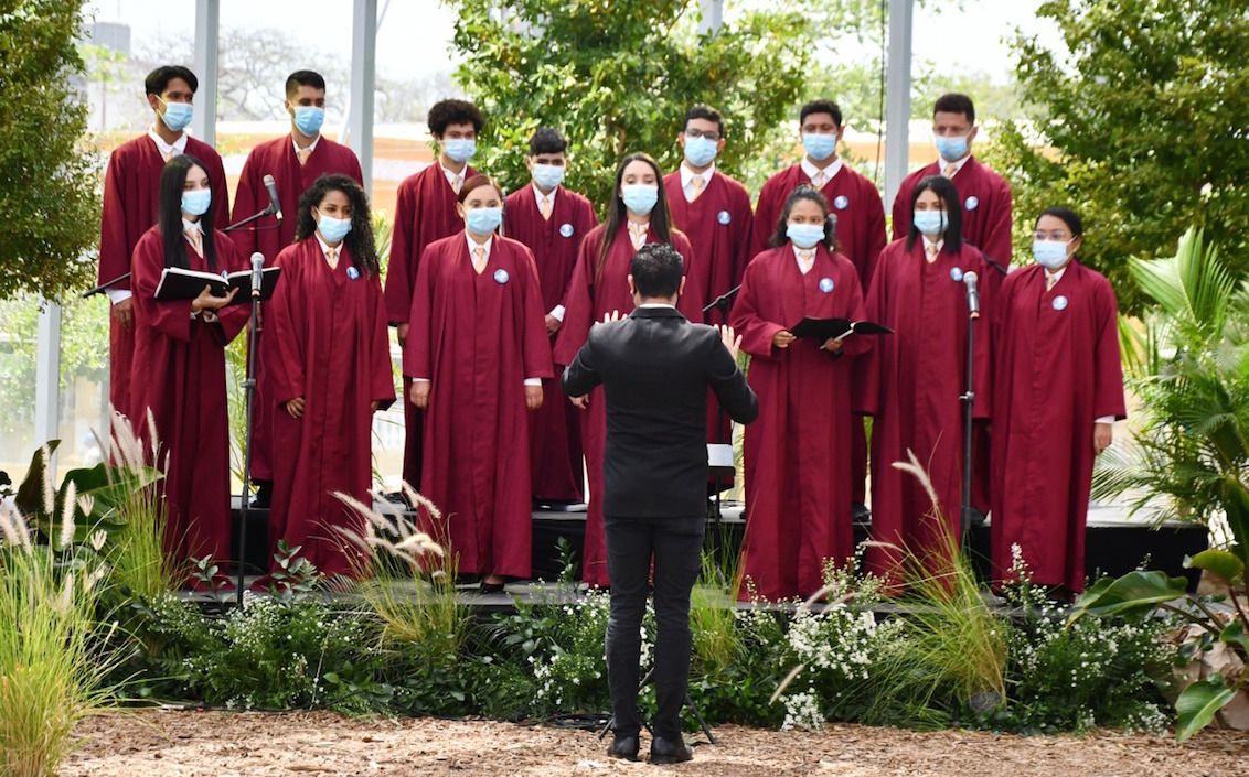 El coro acompañando la ceremonia.
