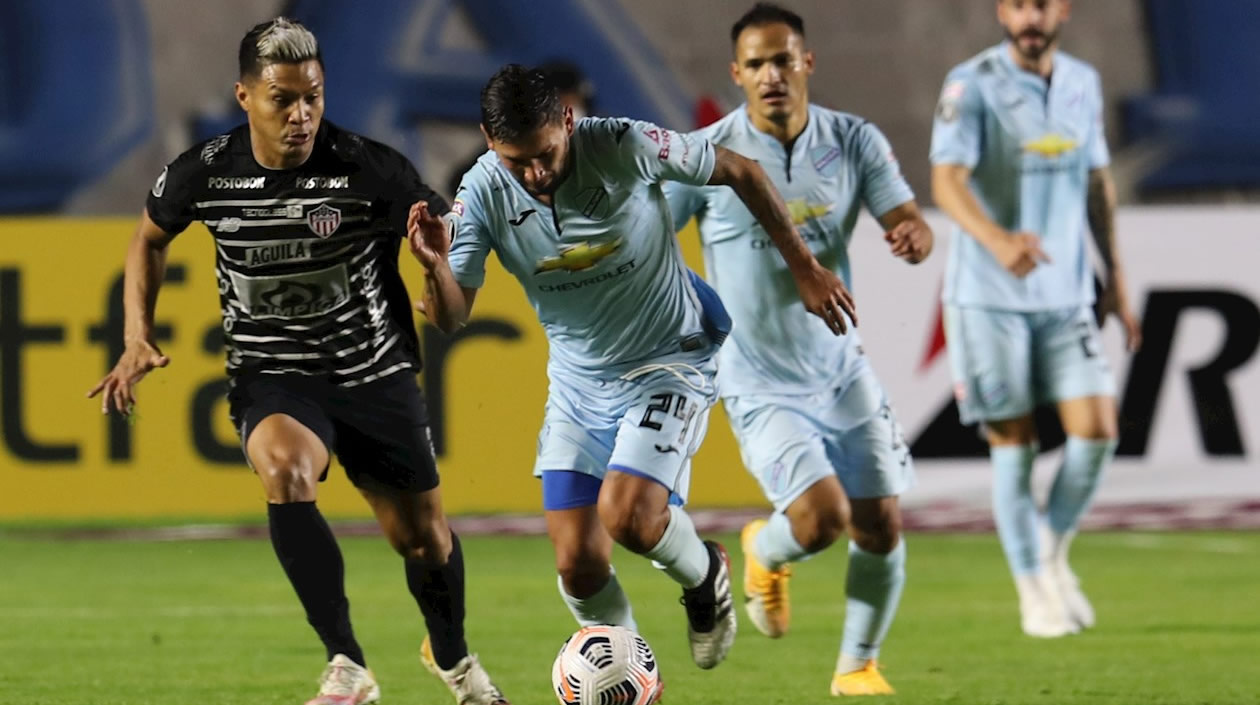 Hernán Rodríguez disputando el balón con Teófilo Gutiérrez.