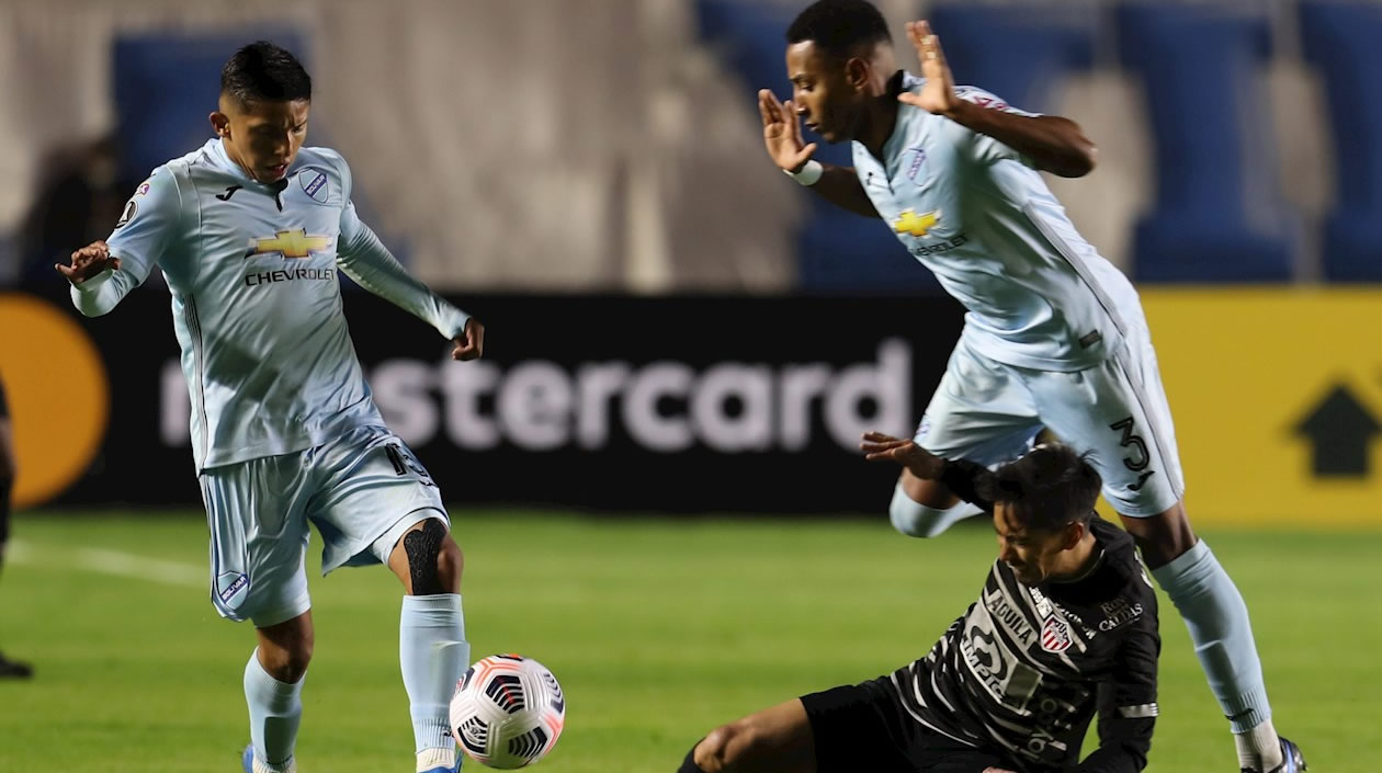 Fabián Sambueza controlando la llegada de los locales.