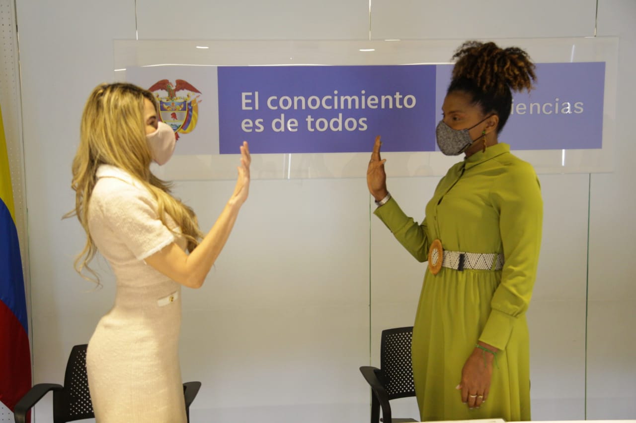 La abogada Ana María Aljure tomó posesión del cargo de viceministra ante la ministra Mabel Gisela Torres.Foto: Prensa Ministerio de Ciencia