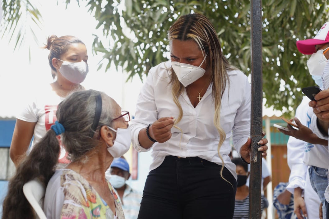 La Gerente del Hospital Eimy Camargo dialogando una adulta mayor.