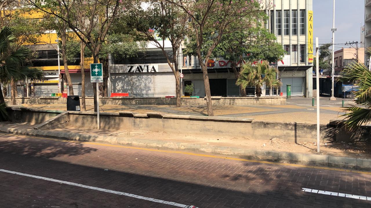 Las calles completamente solas, salvo algunas excepciones de transporte público.