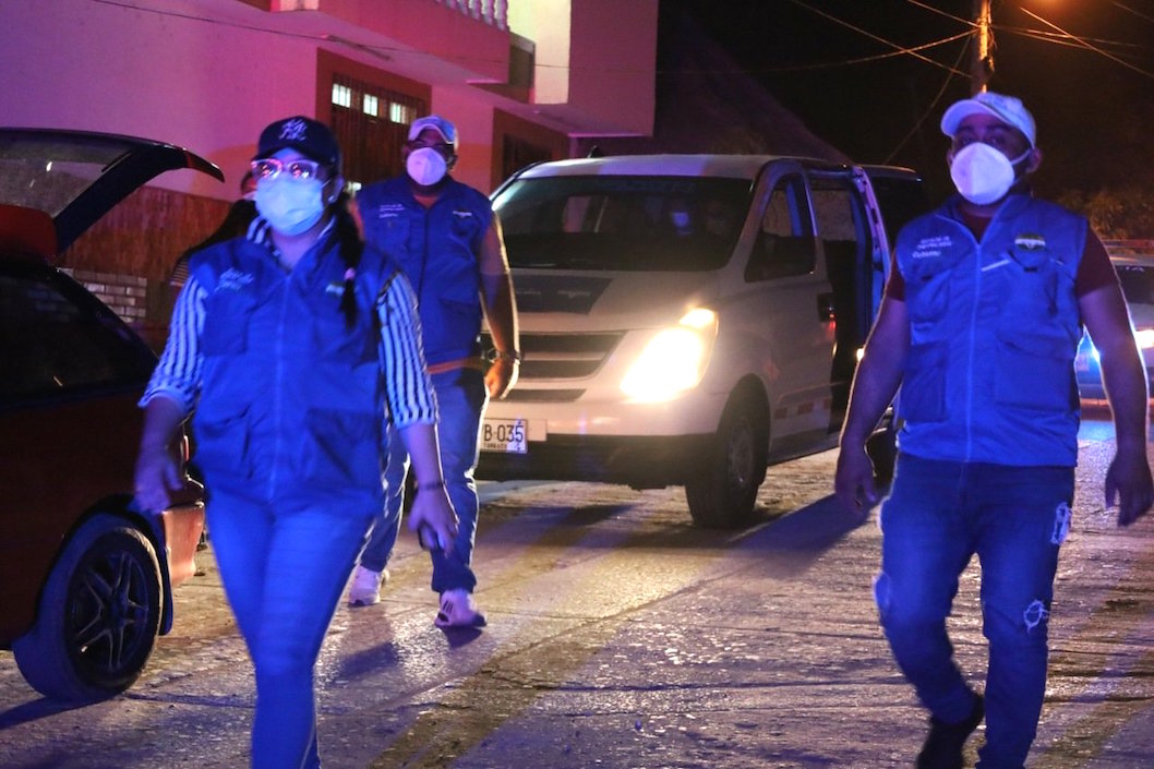 Las autoridades verificando el cumplimiento de las medidas en Sabanalarga.