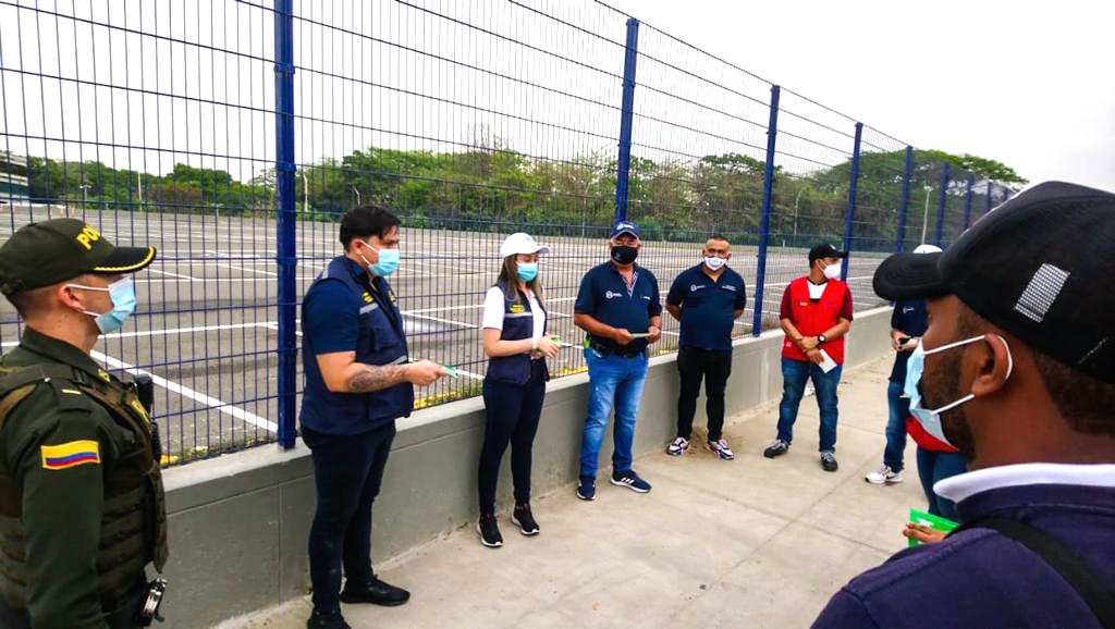 Grupo de trabajando coordinado las caravanas.