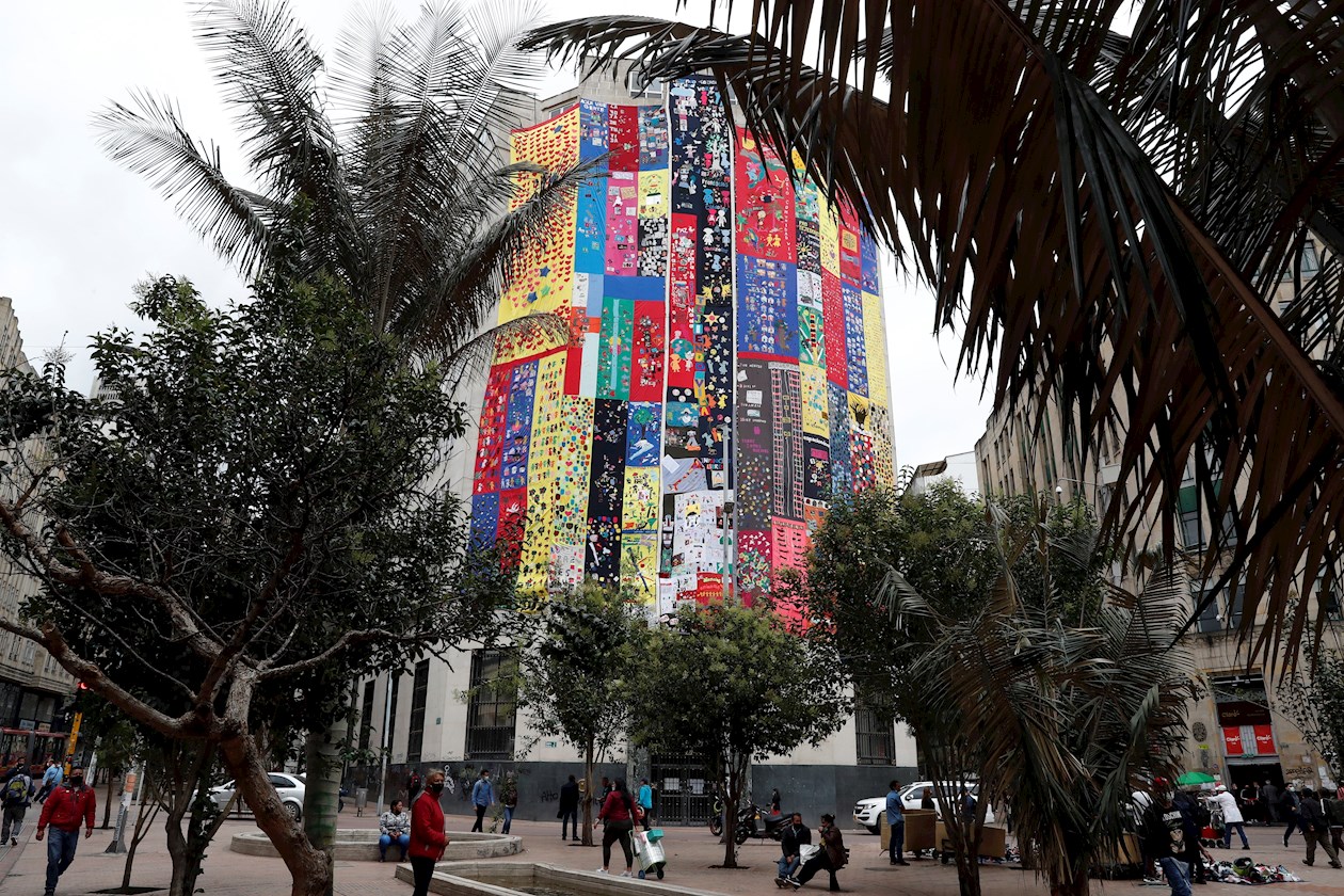 Son 540 metros cuadrados de telas amarillas, verdes, rosadas, azules... bordadas con colores y puntadas que indican los matices de cada verdad.