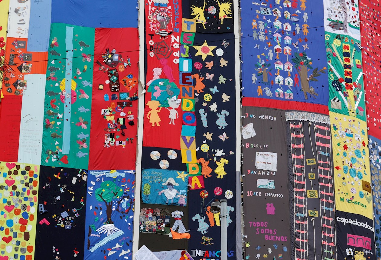 Las víctimas de las múltiples formas de violencia del conflicto colombiano han tomado aguja e hilo para contar mediante bordados su verdad de una nueva forma, y con esos mantos arroparon hoy a instituciones que buscan la memoria colectiva y la reparación, como la Comisión de la Verdad.