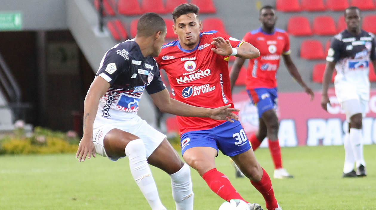 César Quintero intentando ingresar a la zaga juniorista.