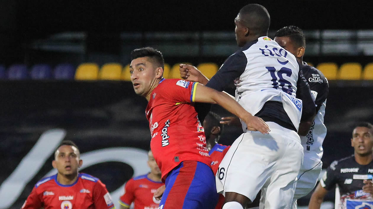 Germán Mera controlando por lo alto una llegada de Carlos Daniel Hidalgo.