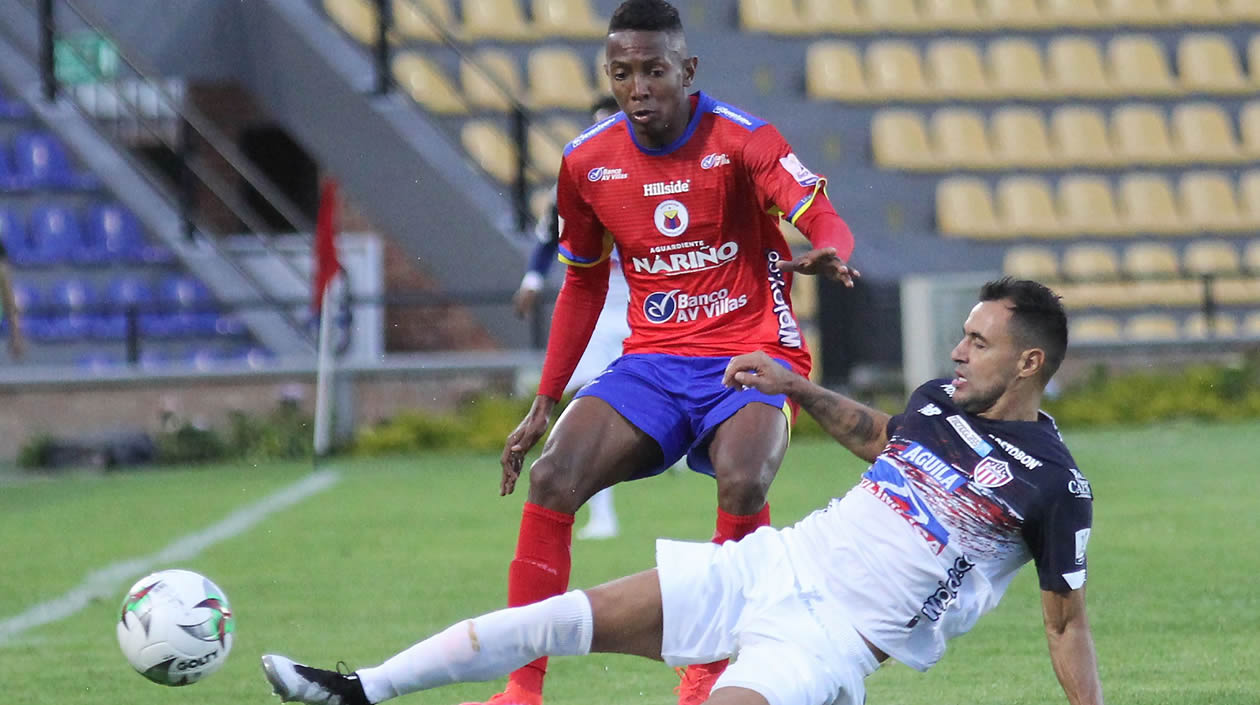 Marlon Piedrahita rechazando una ofensiva de Pasto.