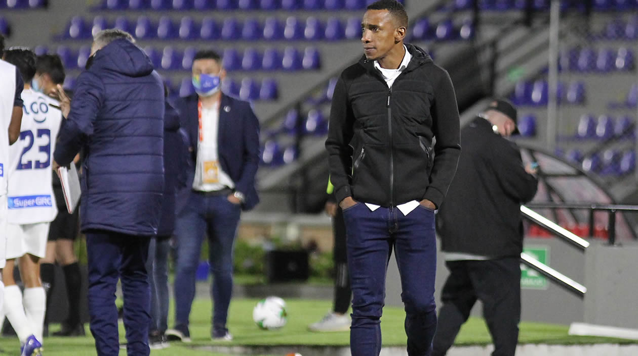 Luis Amaranto Perea dirigiendo desde la raya a los 'tiburones'.