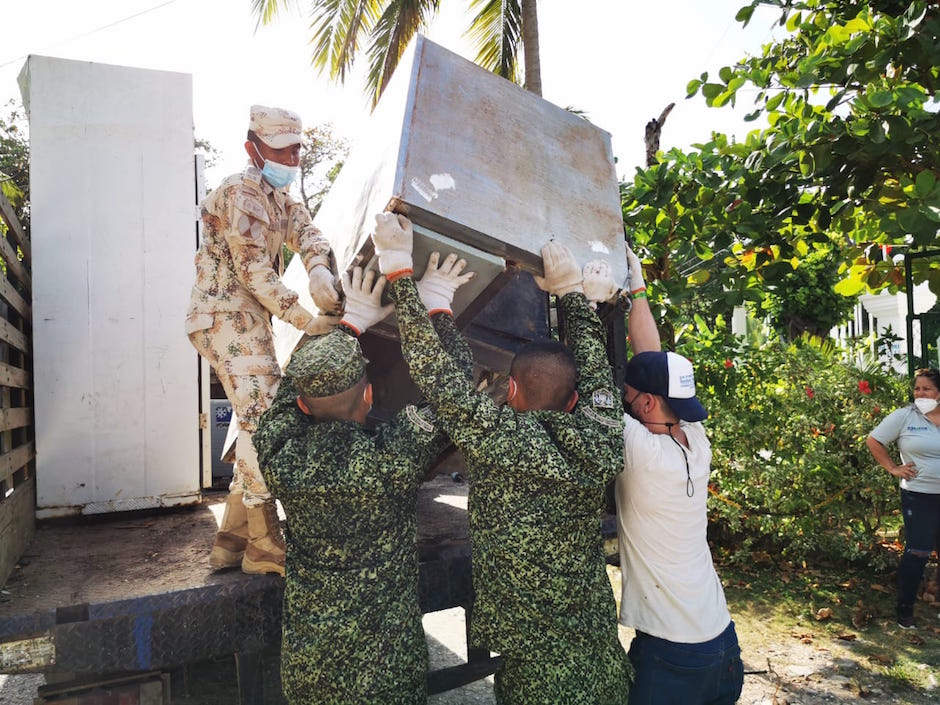 Personal de la Armada Nacional organizando el embarque de los residuos.