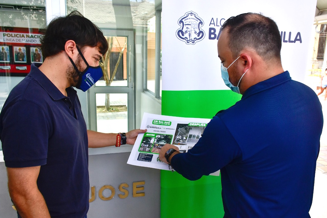 El Alcalde Jaime Pumarejo y el Jefe de la Oficina de Seguridad Nelson Patrón, revisando los proyectos.