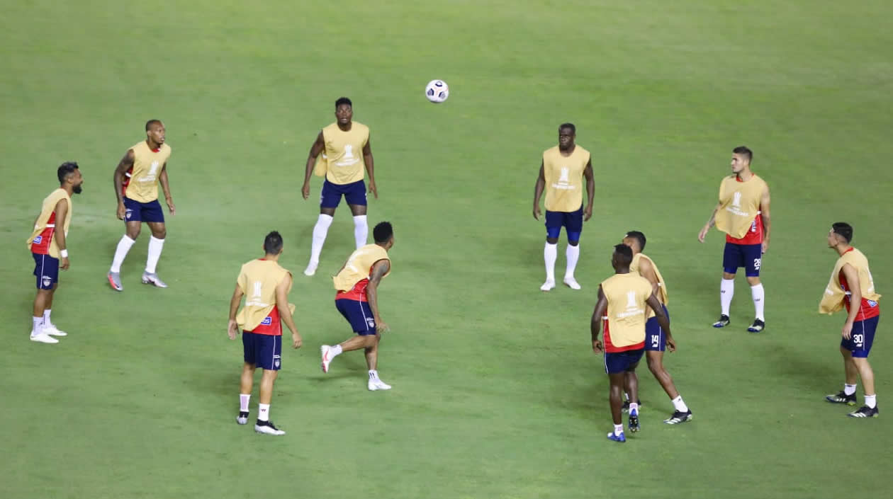 Calentamiento previo de los jugadores de Junior.