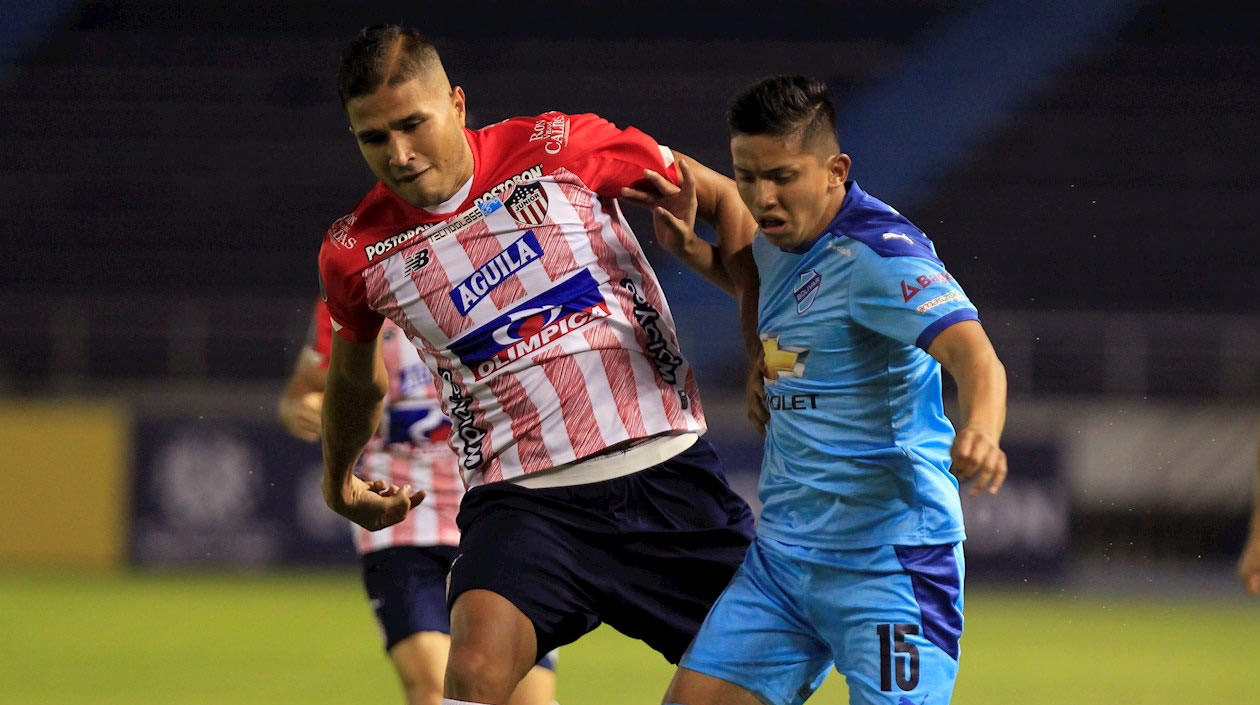 Larry Vásquez disputando el balón con John García.