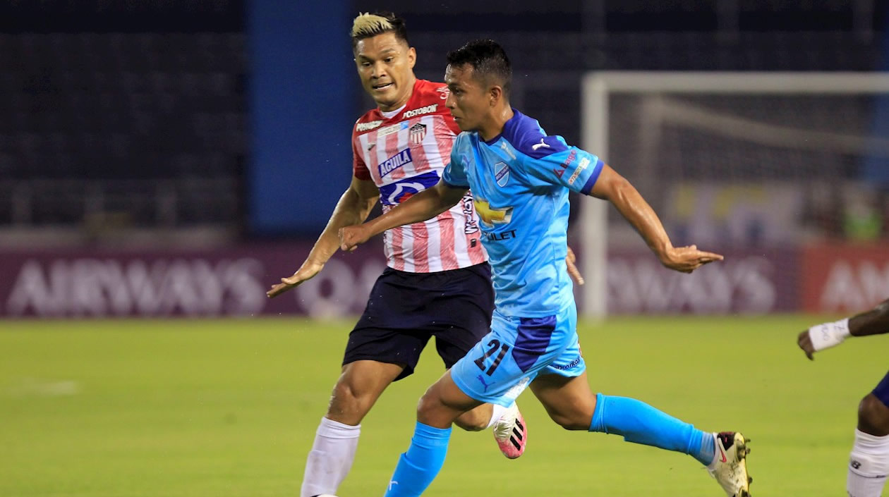 Teófilo Gutiérrez disputando el balón con Leonel Justiniano.