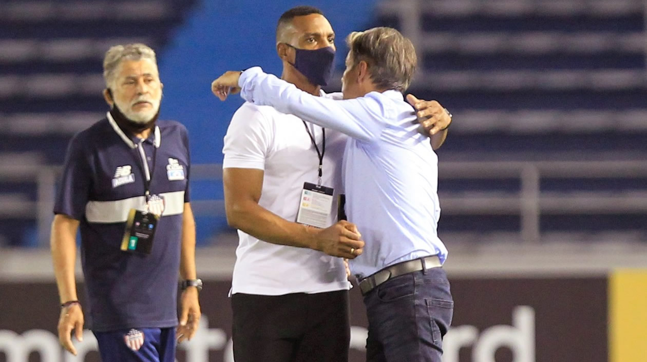 Abrazo de los dos técnicos.