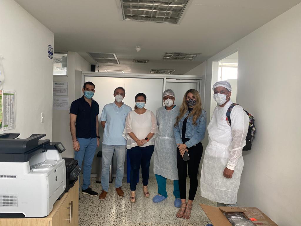 Unisimón José Rafael Consuegra, decano de la Facultad de Ciencias de la Salud; Antonio Acosta, director del Laboratorio de Virología; Paola Amar, vicerrectora de Investigación, Extensión e Innovación, y la Viceministra Ana María Aljure, en compañía de dos expertos del laboratorio de Unisimón.