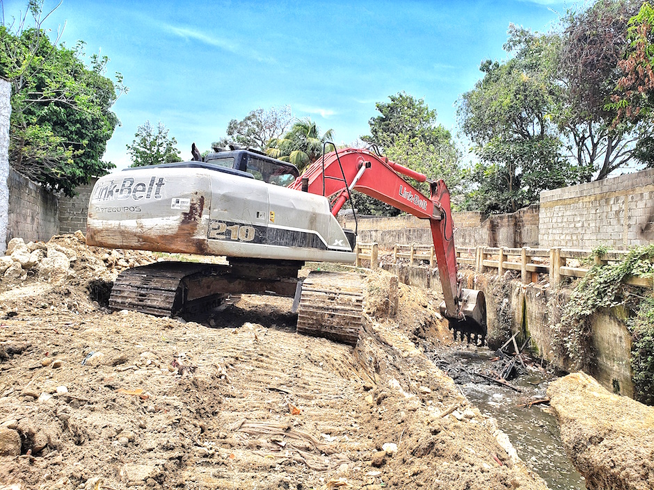 Maquinaria pesada retirando residuos sólidos en cauces de los arroyos.