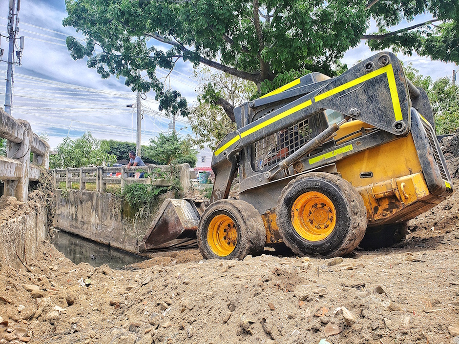 Maquinaria pesada retirando residuos sólidos en cauces de los arroyos.