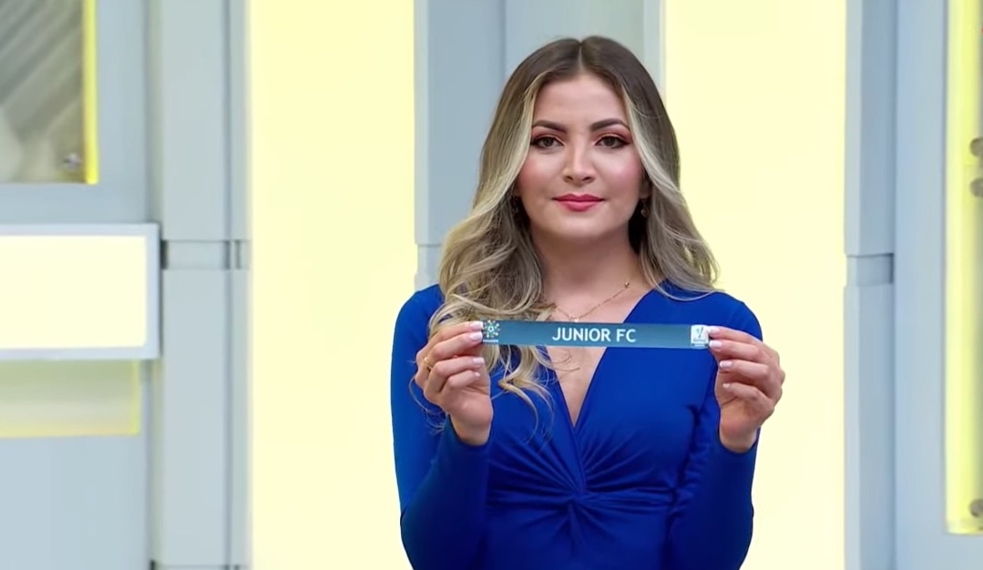 La modelo de la Dimayor sacando la balota del Junior.