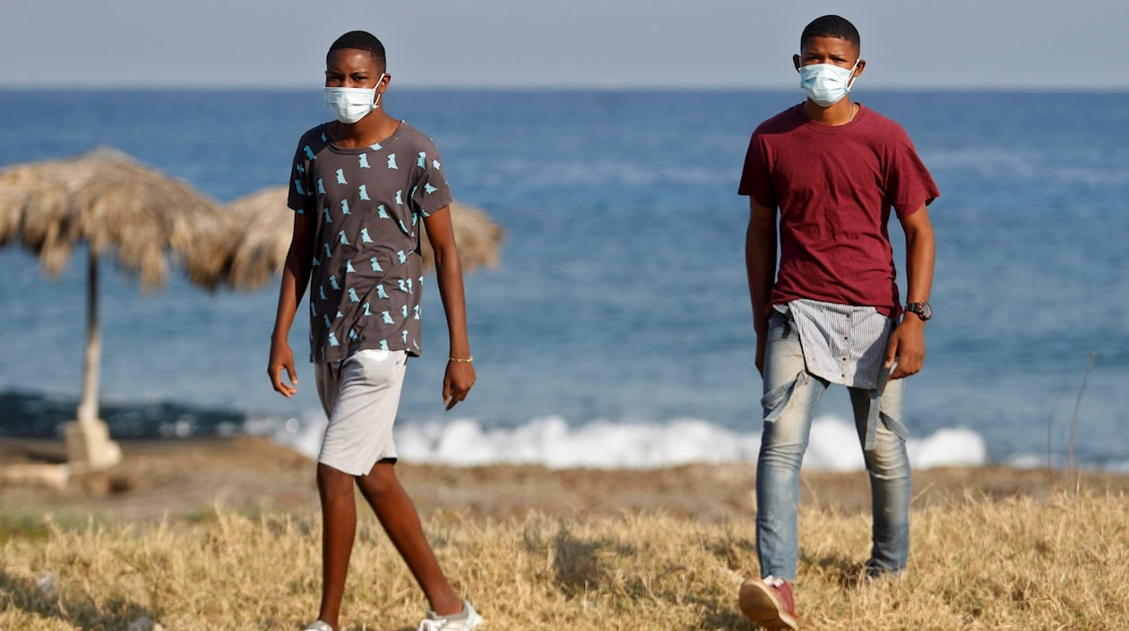 Jóvenes cubanos en la zona próxima de playas.
