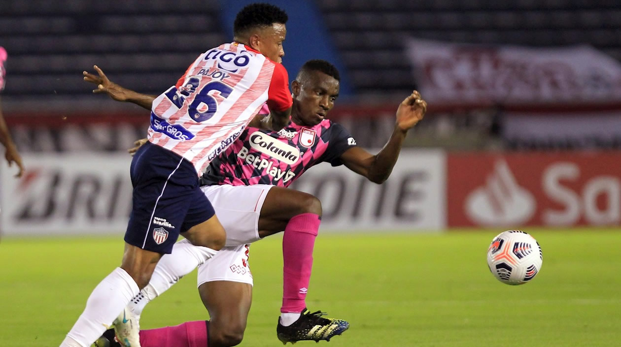John Pajoy disputando el balón con Dairon Mosquera.