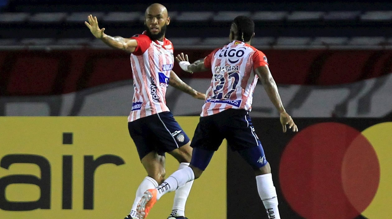 Freddy Hinestroza celebrando la apertura del marcador con Fabián Viáfara.
