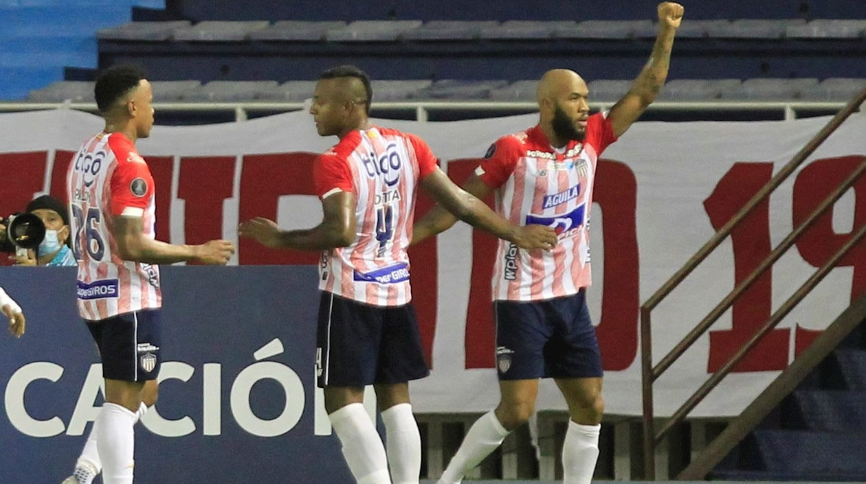 Jugadores del Junior celebrando el gol inicial.