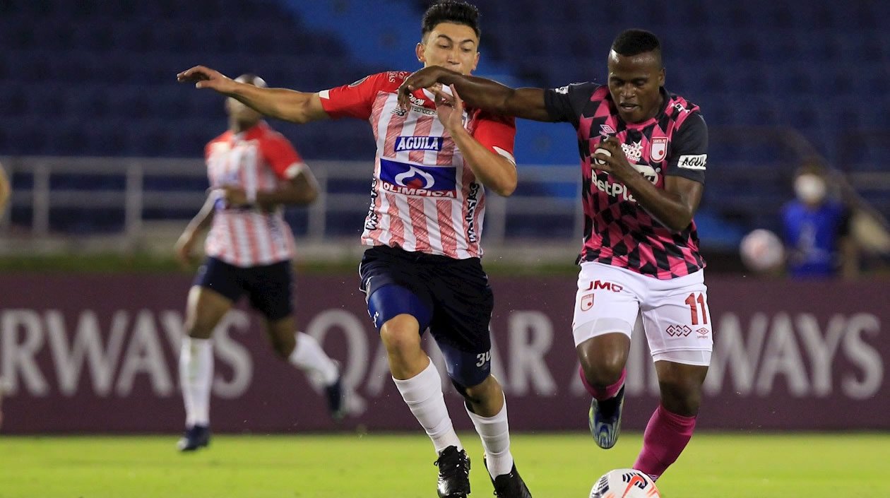 Fabián Ángel neutralizando una llegada de John Arias.