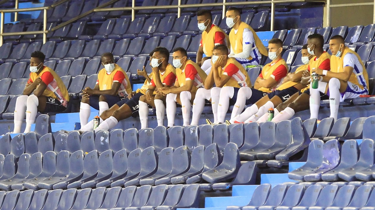 La banca del Junior en las gradas.