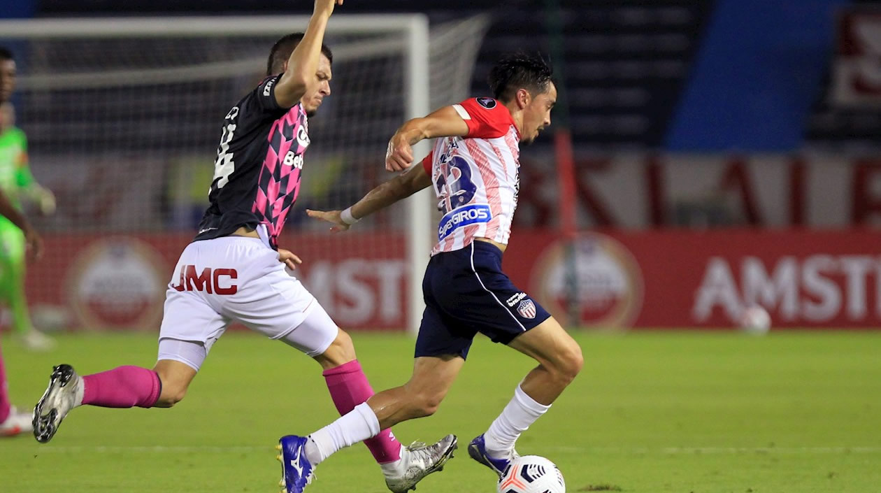 Fabián Sambueza en jugada de ataque.