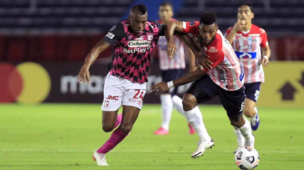 Jeisson Palacios controlando la llegada de Miguel Ángel Borja.