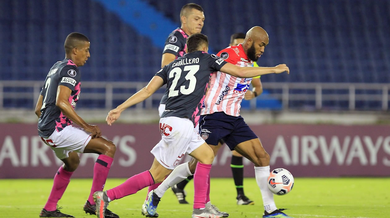 Freddy Hinestroza superando la marca de Johan Caballero.