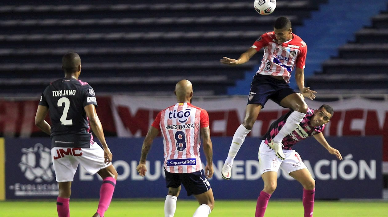 Los 'tiburones' intentando con juego aéreo.