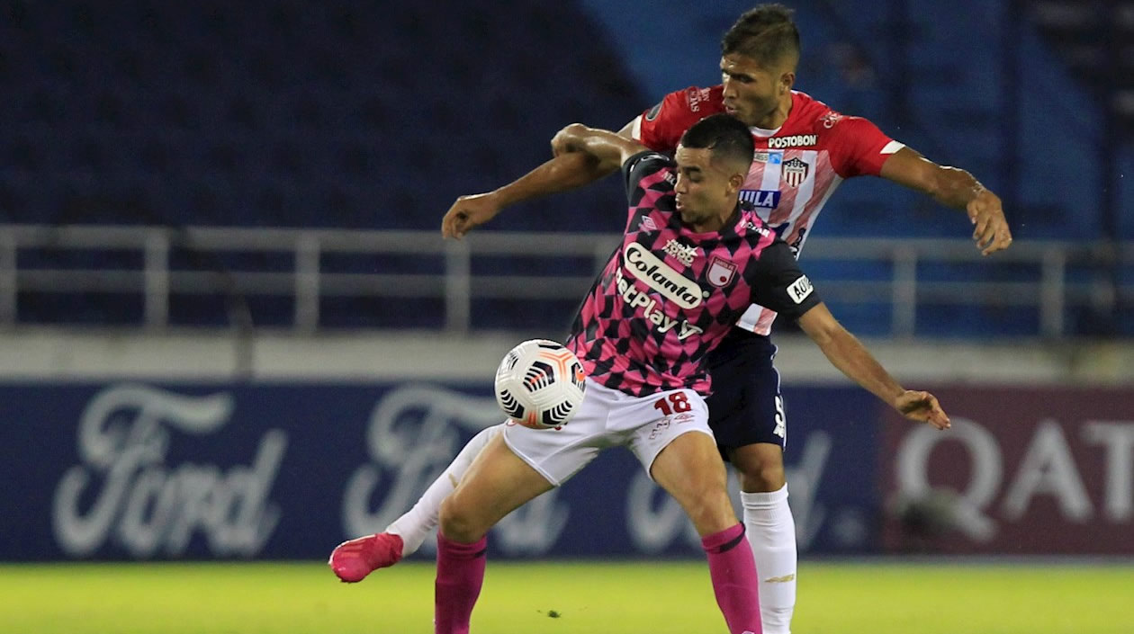 Larry Vásquez disputando un balón.