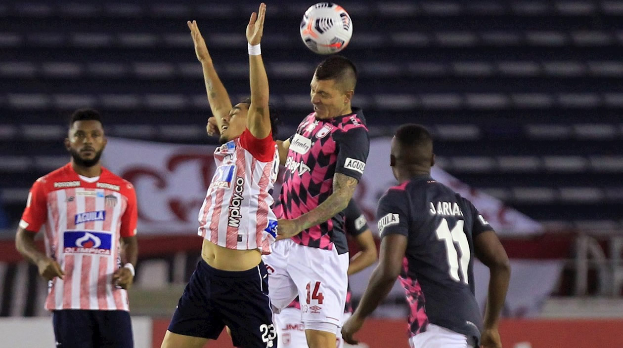 Leonardo Pico controlando una llegada de Fabián Sambueza.