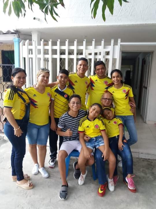 Foto en familia con esposa, hijos y nietos