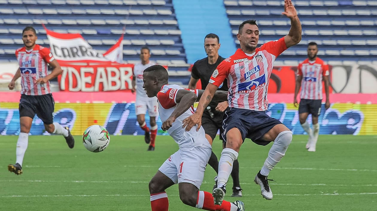 Marlon Piedrahita despejando una llegada santafereña.