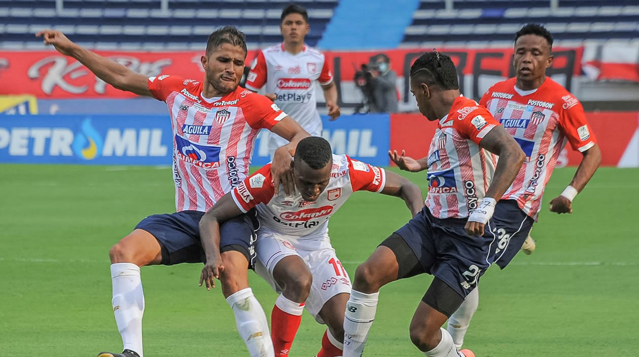 Fabián Viáfara y Larry Vásquez controlando el ataque de John Arias.